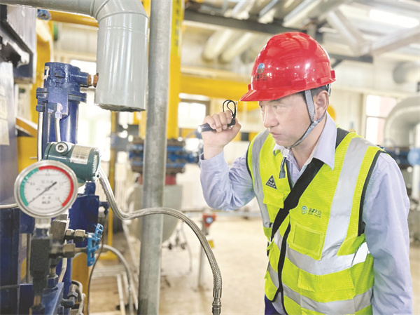 8-3 3图为曹潭洲在现场查看设备运行情况.jpg