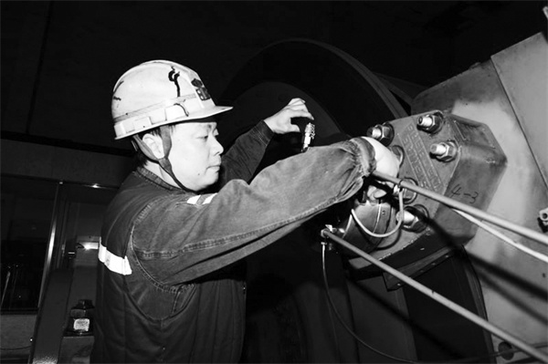 2-2 4，张雷在检修和维护设备.jpg