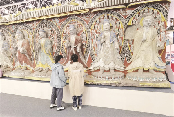 1-1 1 1 10月19日，游客在欣赏3D.jpg