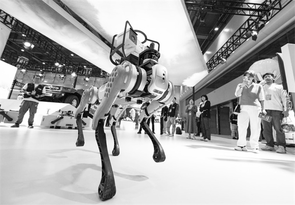 3-1 1 首届东湖论坛上展示的.jpg