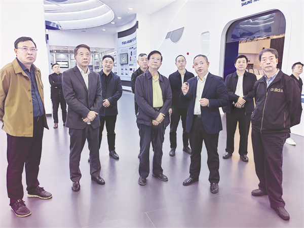 4-11 1 11参观自贡航空产业园区.jpg