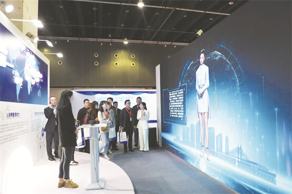 1-1 1 1，工作人员为到会客商.jpg