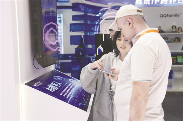 1-2 1 2，　到会客商在工作人员.jpg