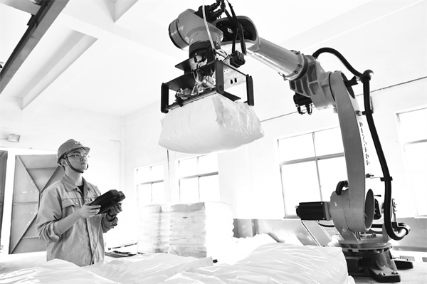 6-1 图7图为技术人员正在现.jpg