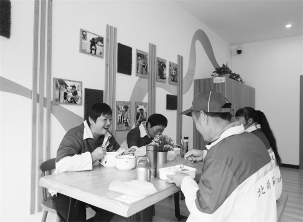 7-2 图7重庆：“劳动者.jpg