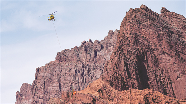 8-2 2 直升机吊装着生产设备穿梭在悬崖峭壁间.jpg