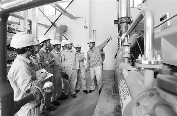 6-4 7扬子石化创新工作室全力攻坚创效.jpg