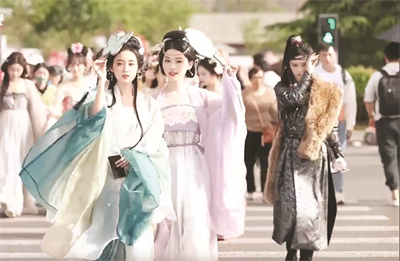 4-3 图2洛阳汉服.jpg