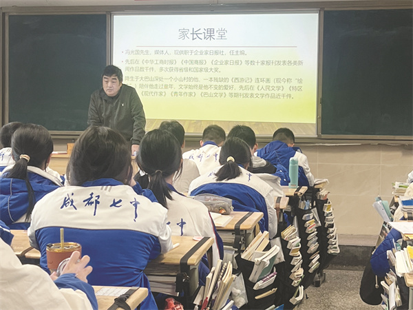 4-1 1 1 同学们被生动的讲授所吸引.jpg