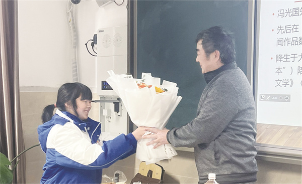 4-2 1 2 课后，学生代表献花表示感谢.jpg