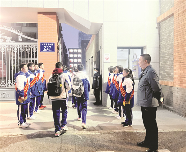 4-3 1 3 同学们进校井然有序.jpg