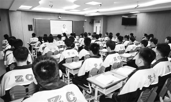 7-1 2（必发） 学生在云课堂学习.jpg