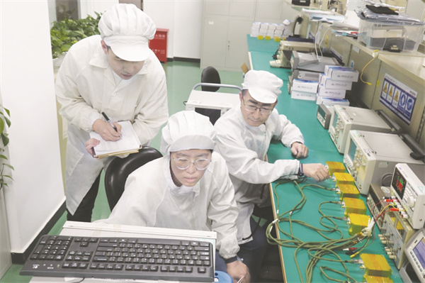 1703767279211411.jpg 5-1 1 测试人员紧张有序.jpg