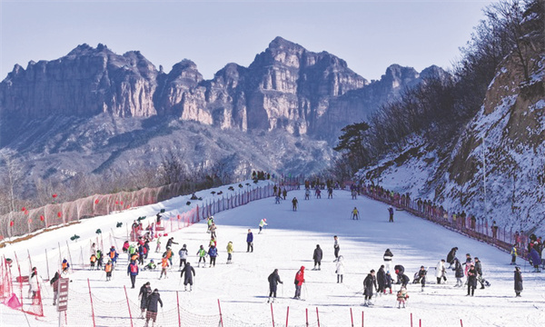 1704279147517319.jpg 4-2 2,图为元旦假期游客.jpg