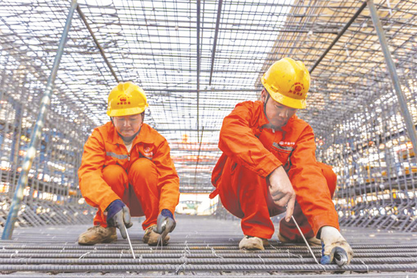 1-1 1，施工人员在沪苏通.jpg