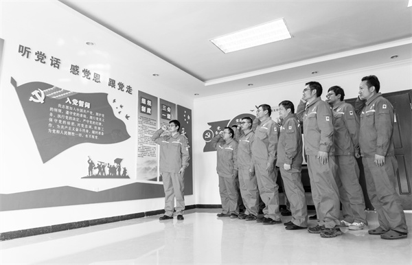 2-5 8 2 重温入党誓词.jpg