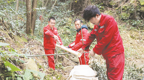 1704369285976900.jpg 8-1 1 就地取材,向营地引水。.jpg