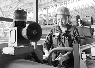 2-1 3 冯树国调整吊车运行.jpg