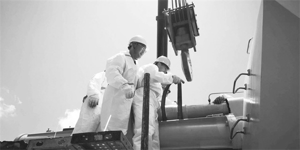 1710639329540022.jpg 2-1 1 图为北重装备保障人员在.jpg