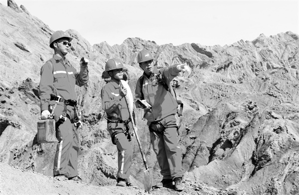 1710639396654860.jpg 2-2 4 图为山体区作业小组.jpg