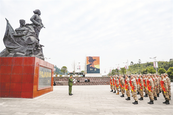4-4 革命老区华蓥让新兵迈好“军旅第一步”[1].jpg