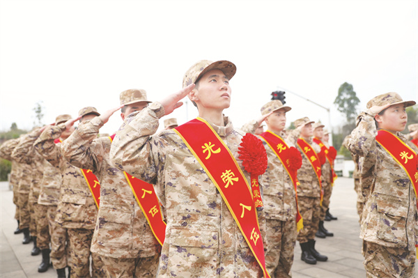 4-5 革命老区华蓥让新兵迈好“军旅第一步”[8].jpg