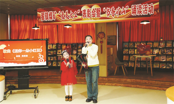 4-5 3 2 深情演唱改编歌曲《送你一朵小红花》.jpg