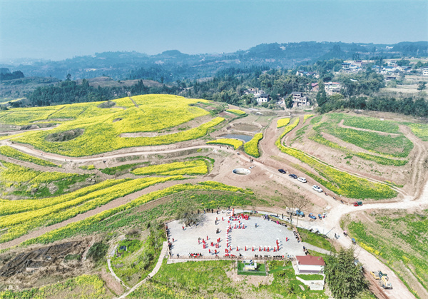 4-2 2 1 华蓥老区群众乐享乡村振兴成果[1].jpg
