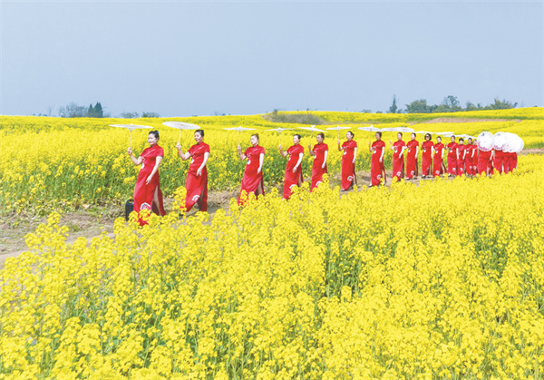 4-3 2 1 华蓥老区群众乐享乡村振兴成果[3].jpg