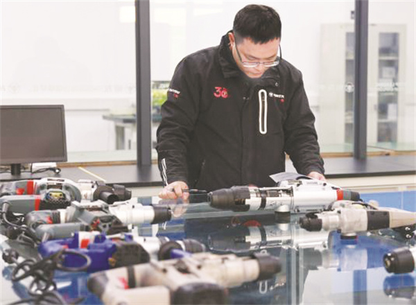 4-1 1 恒友机电的实验室内。李增炜供图.jpg