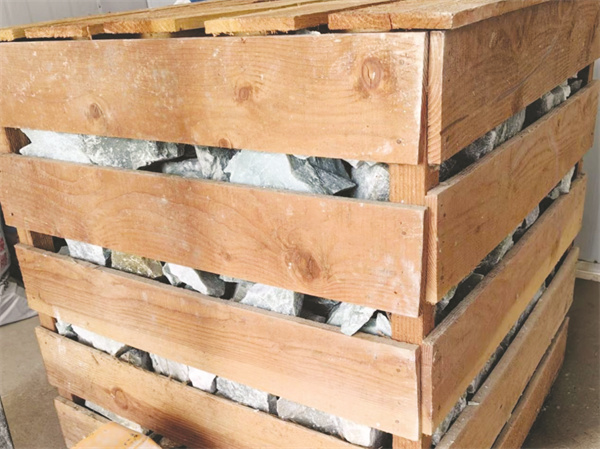 4-4 1 4 用宽木条箱包装的韩国玉石原料.jpg