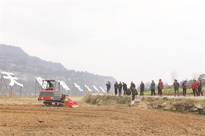 4-3 2 大型履带式旋耕机.jpg