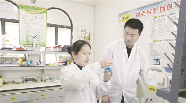 1-1 1 6月12日，科研人员正.jpg