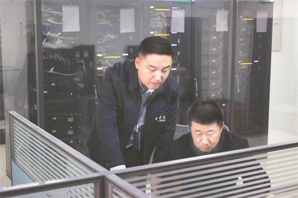 8-2 4左一为王达非工程师在数控机房测试安防系统.jpg