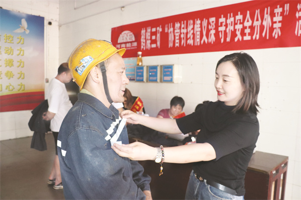 1725274130446384.jpg 8-1 2安全反光条让井下作业更安全.jpg