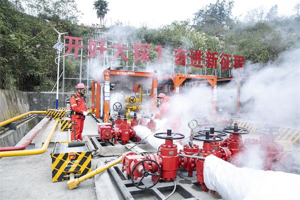 2川西北气矿基建工程建设按下“快进键”——大探1井投运现场 廖光明 摄 .jpg