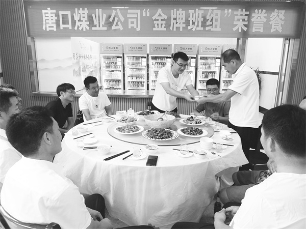 1727263156655052.jpg 2-1 1 1 该公司组织优胜班组.jpg