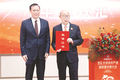 1-2 1 2 图为漯河市委书记.jpg