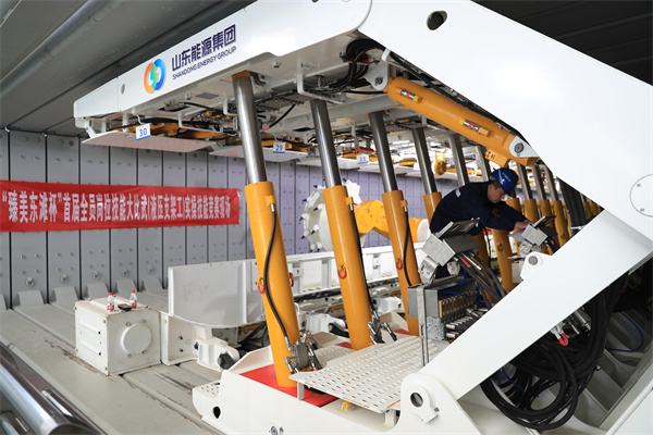 1 东滩煤矿：全员创新，天天都有“新花样” 液压支架工比武现场 邱长鹏（摄影）.JPG