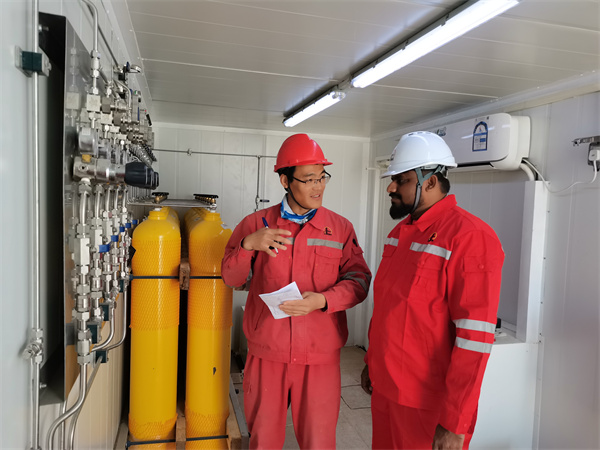 1 中方员工孟先在级联供气系统配套结束后，对井队安全员进行日常检查维护步骤培训。.jpg