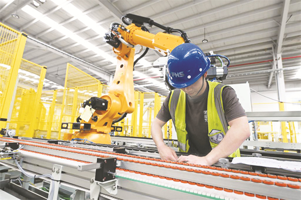 1734617297632455.jpg 1-2 2 一家专精特新中小企业的工作人员在安装设备。.jpg