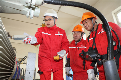 1734769901258867.jpg 1 图为佘龙(左1)检查6—1计转站电机运行情况。.JPG