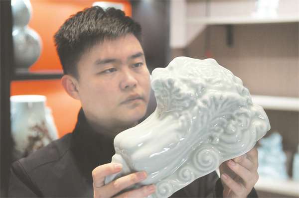 4-5 6 刘晔轩：刻瓷第三代成首批淄博手造工匠.jpg
