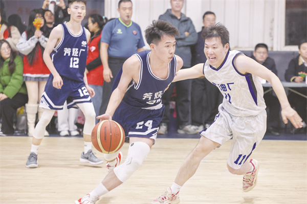 5-4 7 图片新闻 迎“篮”而上.jpg