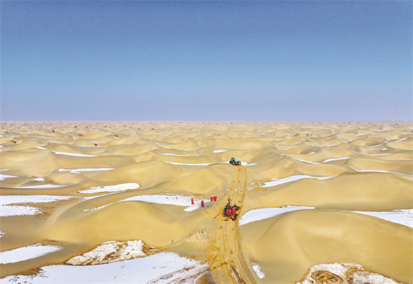 4-8 3（配瀚海）浩瀚的沙海中红色的小舟正乘风破浪.jpg