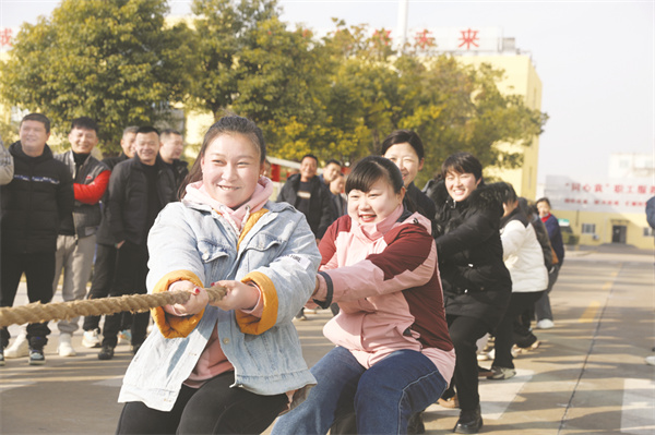 8-3 3女职工拔河.jpg