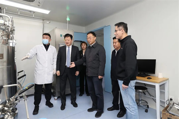 1736852486672707.jpg 1必发 图为刘宁书记(左3)莅临牧原集团调研,听取牧原董事长秦英林(左2)工作汇报.jpg