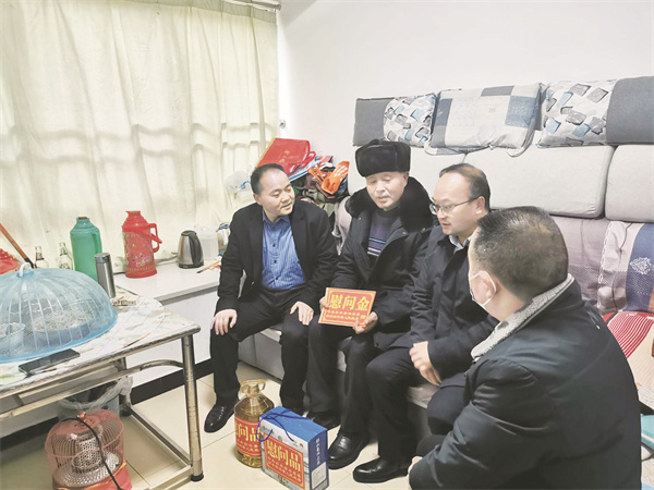 1736853027647226.jpg 4-3 国甫副主任慰问困难退役军人代表.jpg