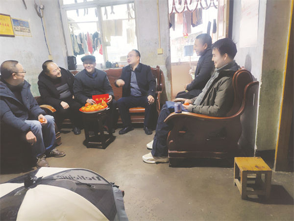 1736853363513033.jpg 4-7 刘恒主任慰问军休干部.jpg