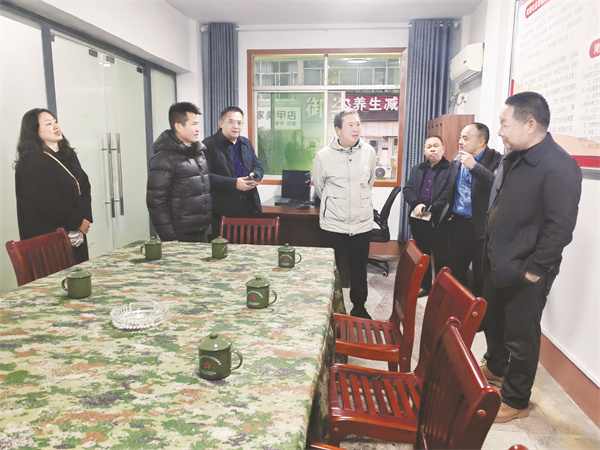 1736853709931747.jpg 4-12 易劲松到河堡社区退役军人服务站调研工作.jpg